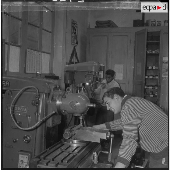 Apprentissage professionnel. Postes d'ajustage ou de filetage. [légende d'origine]