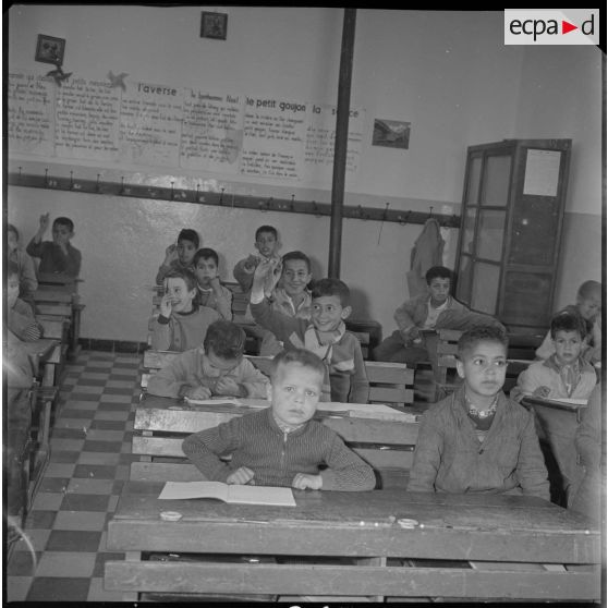 Photographie des jeunes écoliers dans leur salle de classe. [légende d'origine]