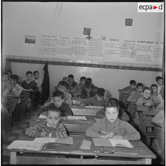 Photographie des jeunes écoliers dans leur salle de classe. [légende d'origine]