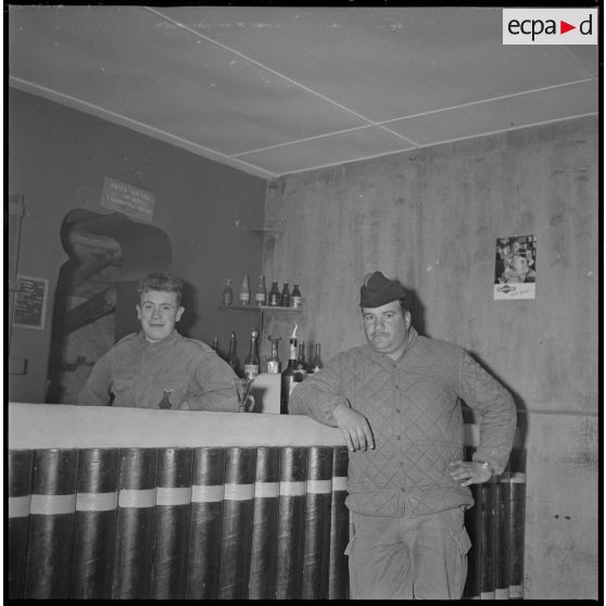 Portrait de deux soldats au bar du mess du 8e RIM. [légende d'origine]