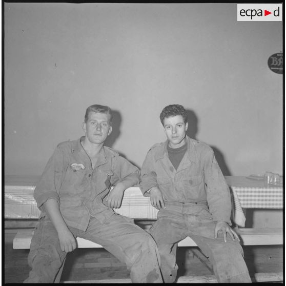 Portrait de deux soldats au bar du mess du 8e RIM. [légende d'origine]
