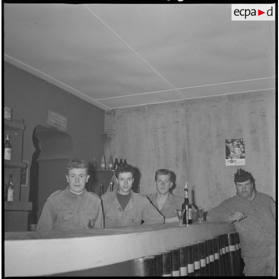 Portrait de deux soldats au bar du mess du 8e RIM. [légende d'origine]