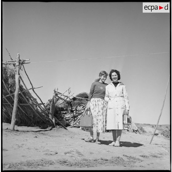 Portrait de deux jeunes femmes dans un village. [légende d'origine]