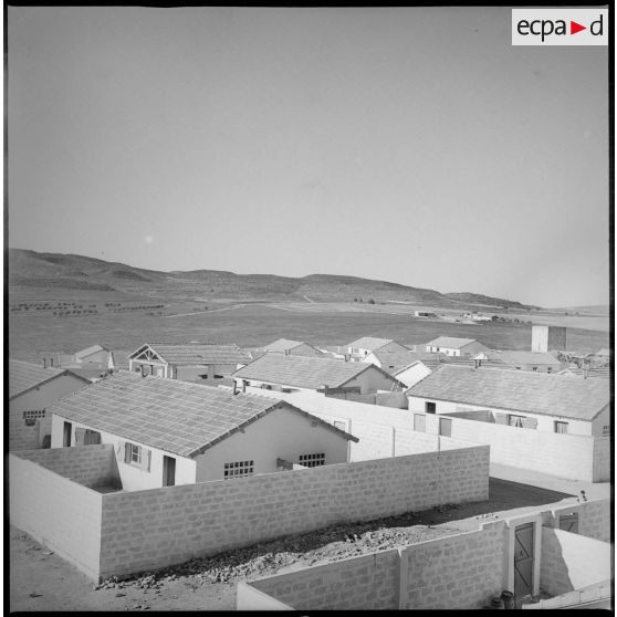 Edification d'un nouveau village autour du secteur de Berthelot. Vue des nouvelles habitations. [légende d'origine]
