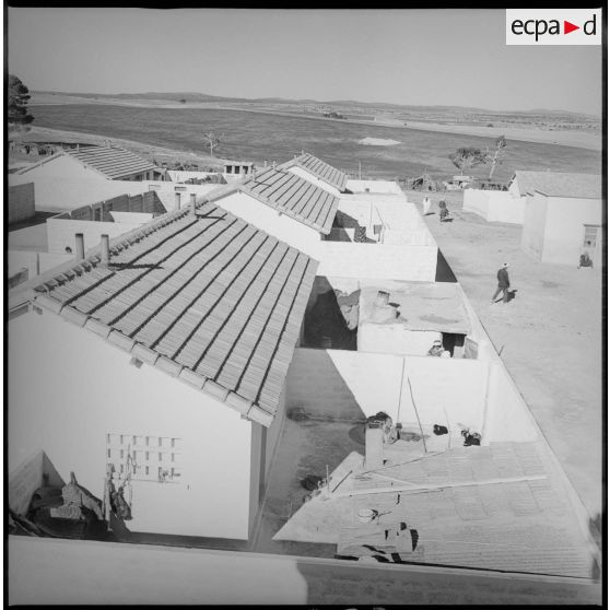 Edification d'un nouveau village autour du secteur de Berthelot. Vue des nouvelles habitations. [légende d'origine]