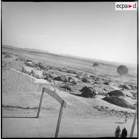 Khaïmas implantées sur le secteur de Berthelot, à proximité du chantier du nouveau village. [légende d'origine]