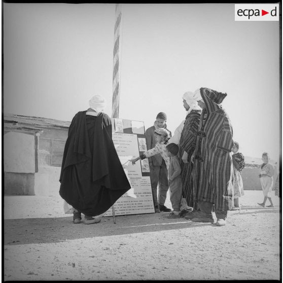 Panneau d'information servant à l'action psychologique du secteur implanté dans un village. [légende d'origine]