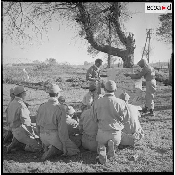 Leçon de géographie au commando Cobra. Une carte du continent africain est présentée à des membres du commando Cobra. [légende d'origine]