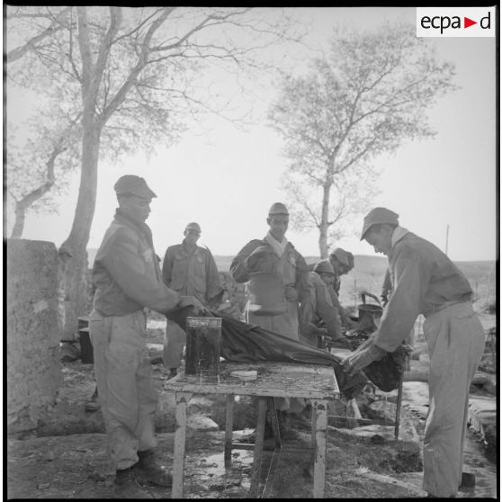 Corvée de lessive au commando Cobra. [légende d'origine]