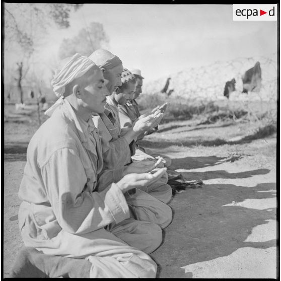 Des membres du commando Cobra en pleine prière. [légende d'origine]