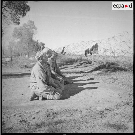 Des membres du commando Cobra en pleine prière. [légende d'origine]