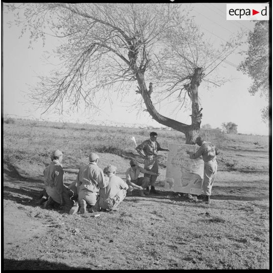 Leçon de géographie au commando Cobra. Une carte du continent africain est présentée à des membres du commando Cobra. Vue d'ensemble. [légende d'origine]