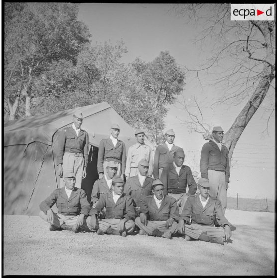 Portrait de groupe de plusieurs membres du commando Cobra devant une tente. [légende d'origine]