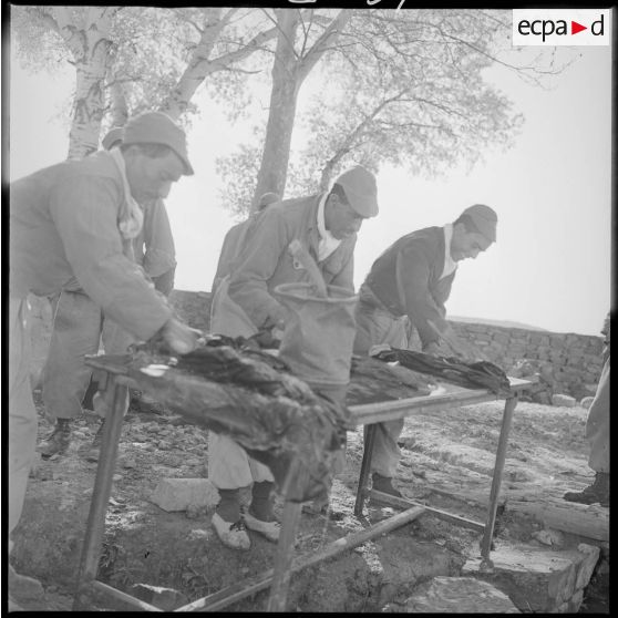 Corvée de lessive au commando Cobra. [légende d'origine]