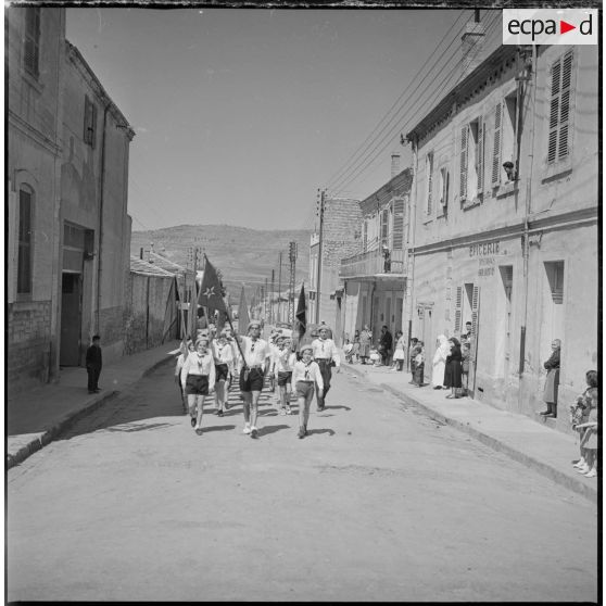 Une compagnie de louveteaux défile dans une rue de Saïda. [légende d'origine]