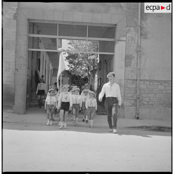 De jeunes scouts (louveteaux) sortent de leur camp dans la ville de Saïda. [légende d'origine]