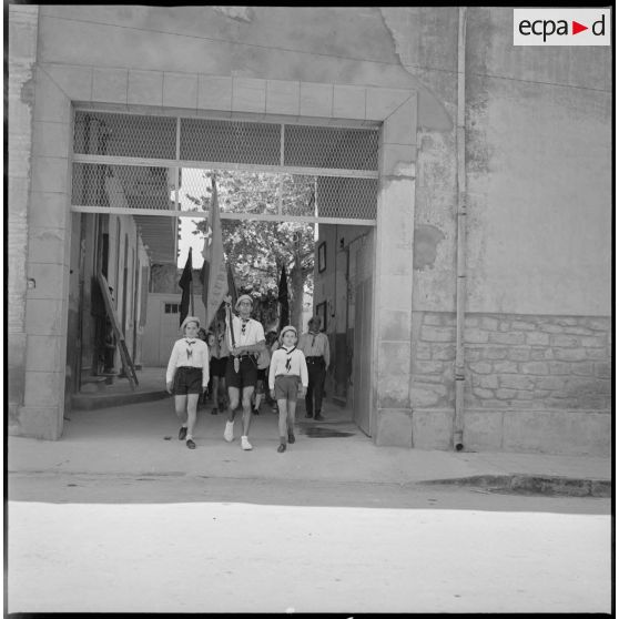 De jeunes scouts (louveteaux) sortent de leur camp dans la ville de Saïda. [légende d'origine]