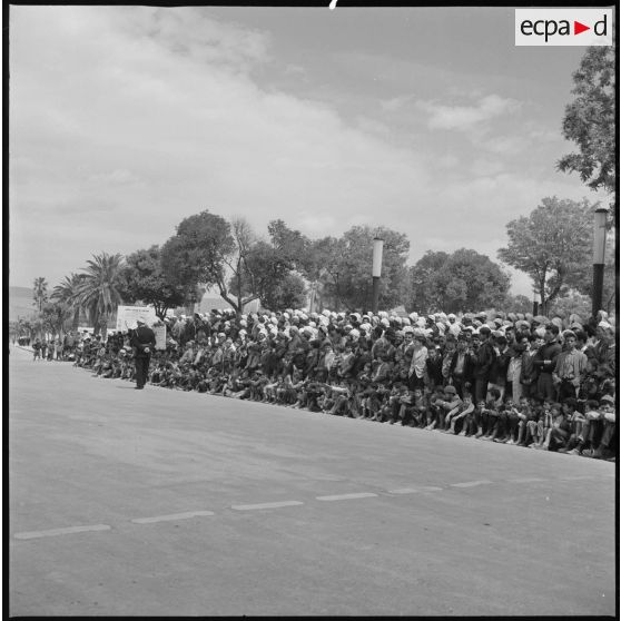 Course cycliste à Saïda. Vue de la population venue assister à la course. [légende d'origine]