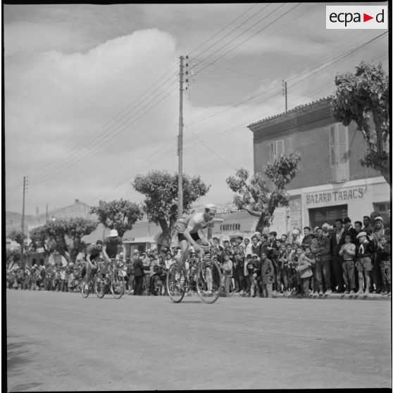 Course cycliste à Saïda. Passage des coureurs. [légende d'origine]