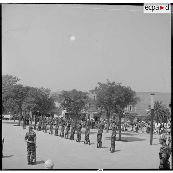 Revue des troupes à Saïda. Des membres du commando "Georges" attendent les officiels sur une place. [légende d'origine]