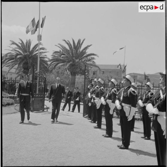 Visite de Paul Delouvrier. Le Délégué général du gouvernement en Algérie Paul Delouvrier arrive à la mairie de Saïda. [légende d'origine]