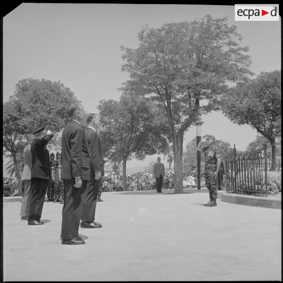 Le Délégué général du gouvernement en Algérie Paul Delouvrier devant le monument aux morts de Saïda. En vis-à-vis, le lieutenant Georges Grillot salue les autorités civiles et militaires rassemblées. [légende d'origine]