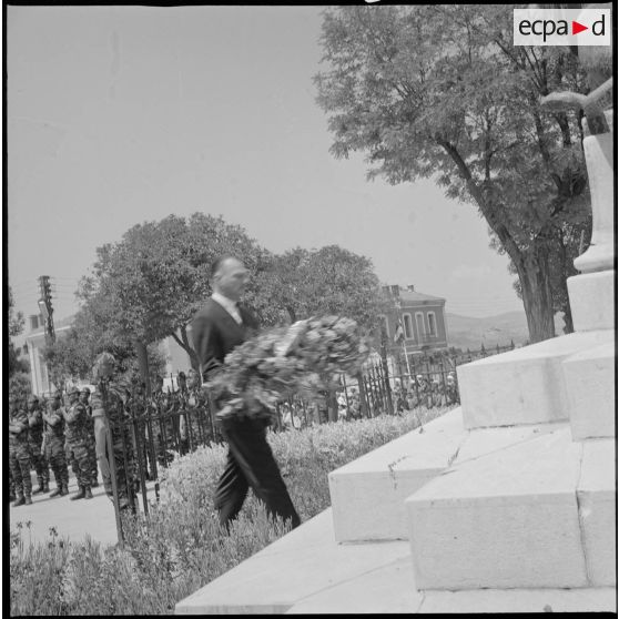 Le Délégué général du gouvernement en Algérie Paul Delouvrier dépose une couronne de fleurs au pied du monument aux morts de Saïda. [légende d'origine]