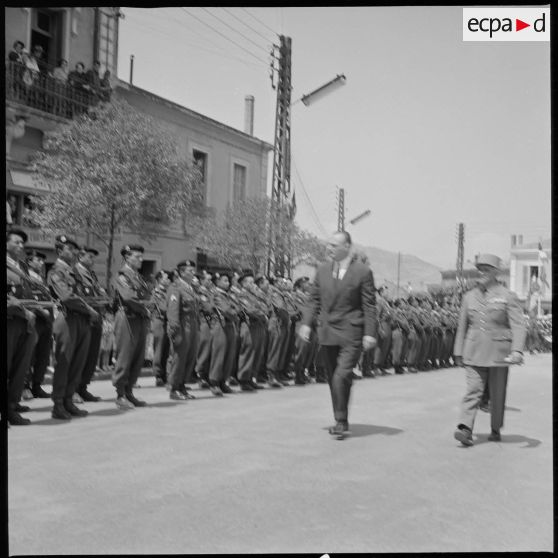 Le Délégué général du gouvernement en Algérie Paul Delouvrier passe en revue les troupes du secteur de Saïda. [légende d'origine]