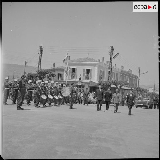 Le Délégué général du gouvernement en Algérie Paul Delouvrier passe en revue les troupes du secteur de Saïda. [légende d'origine]