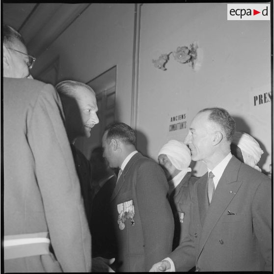 A l'Hôtel de ville de Saïda, le Délégué général du gouvernement en Algérie Paul Delouvrier salue et s'entretient avec diverses personnalités locales des environs. [légende d'origine]