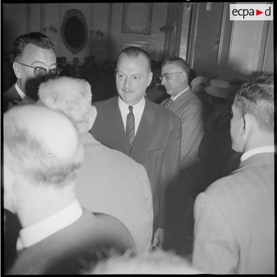 A l'Hôtel de ville de Saïda, le Délégué général du gouvernement en Algérie Paul Delouvrier salue et s'entretient avec diverses personnalités locales des environs. [légende d'origine]