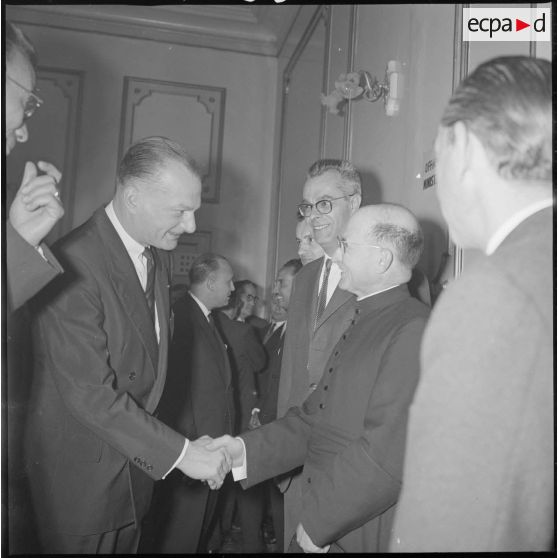 A l'Hôtel de ville de Saïda, le Délégué général du gouvernement en Algérie Paul Delouvrier salue et s'entretient avec diverses personnalités locales des environs. [légende d'origine]