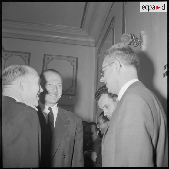 A l'Hôtel de ville de Saïda, le Délégué général du gouvernement en Algérie Paul Delouvrier salue et s'entretient avec diverses personnalités locales des environs. [légende d'origine]