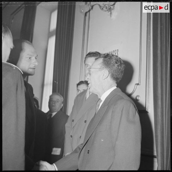 A l'Hôtel de ville de Saïda, le Délégué général du gouvernement en Algérie Paul Delouvrier salue et s'entretient avec diverses personnalités locales des environs. [légende d'origine]