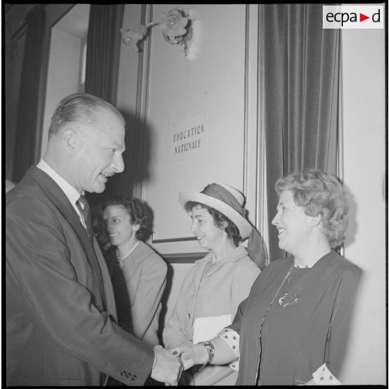 A l'Hôtel de ville de Saïda, le Délégué général du gouvernement en Algérie Paul Delouvrier salue et s'entretient avec diverses personnalités locales des environs. [légende d'origine]
