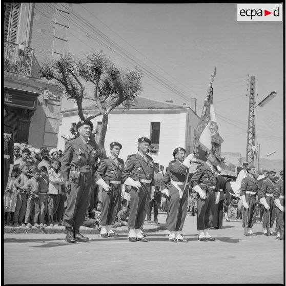 Des éléments du 8e RIM au garde-à-vous. Au centre, le porte-drapeau du 8e RIM. [légende d'origine]