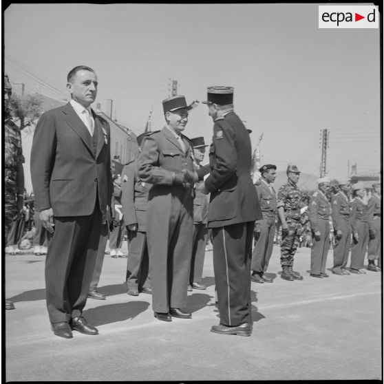 Le colonel le Demetz félicite un officier récipiendaire. [légende d'origine]