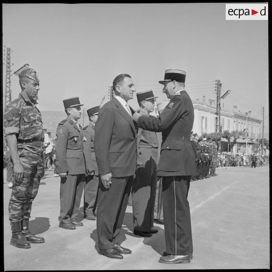 Le colonel le Demetz décore un récipiendaire. [légende d'origine]