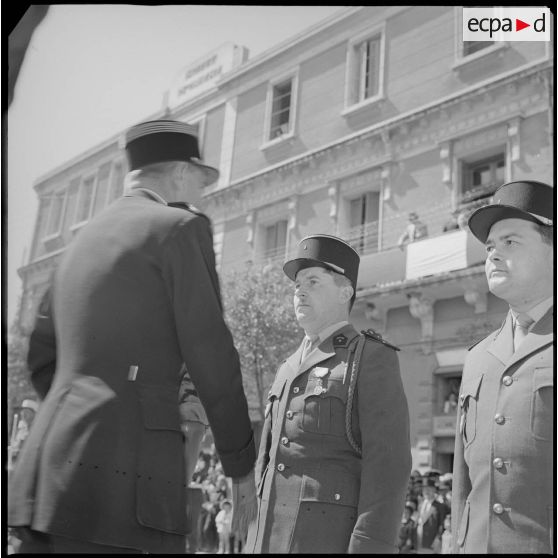 Le colonel le Demetz serre la main d'un récipiendaire. [légende d'origine]