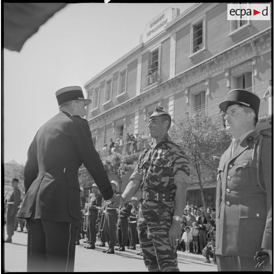 Le colonel le Demetz serre la main du commando Youssef Ben Brahim, membre du commando "Georges". [légende d'origine]