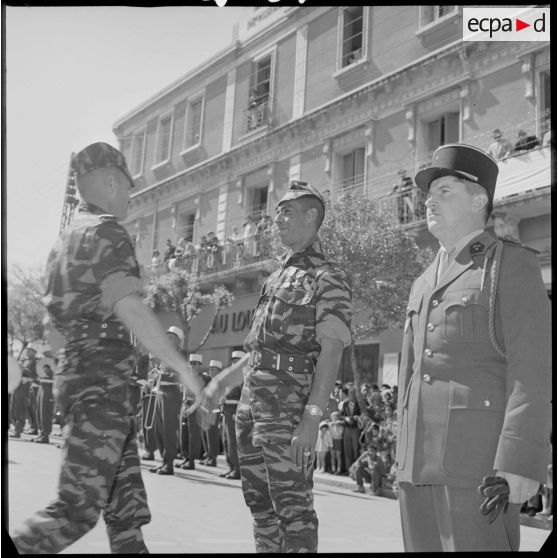 Le lieutenant Georges Grillot, commandant le commando "Georges" s'approche du commando récipiendaire Youssef Ben Brahim. [légende d'origine]