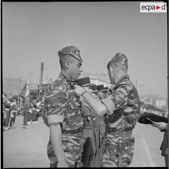 Le lieutenant Georges Grillot, commandant le commando " Georges " décore le commando Youssef Ben Brahim. [légende d'origine]