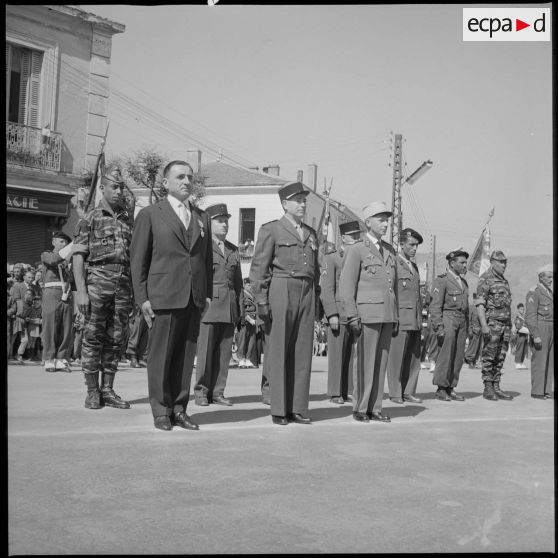 Les récipiendaires se tiennent au garde-à-vous. [légende d'origine]