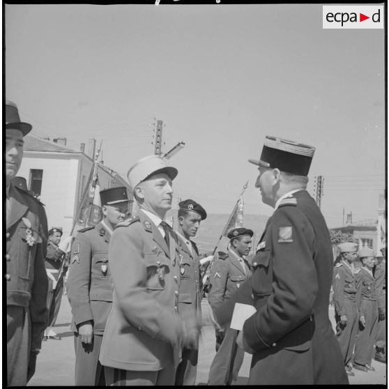 Le colonel le Demetz félicite un officier récipiendaire. [légende d'origine]