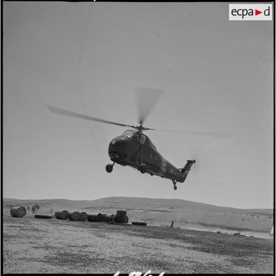 Un hélicoptère de type Sikorsky H-34 décolle ou atterrit. [légende d'origine]
