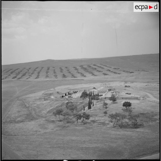 Vue aérienne du poste de Tircine, en arrière-plan on distingue les regroupements des populations effectués autour du poste. [légende d'origine]