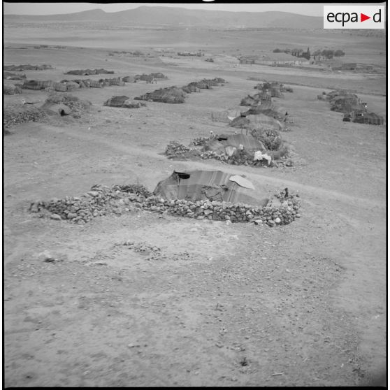 Vue aérienne des regroupements de kaimas effectués autour du poste de Tircine. [légende d'origine]