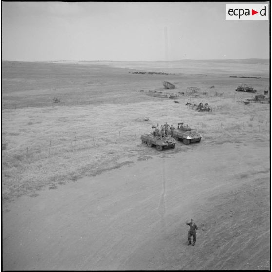 Vue aérienne de deux automitrailleuses en stationnement autour du poste de Tircine. [légende d'origine]