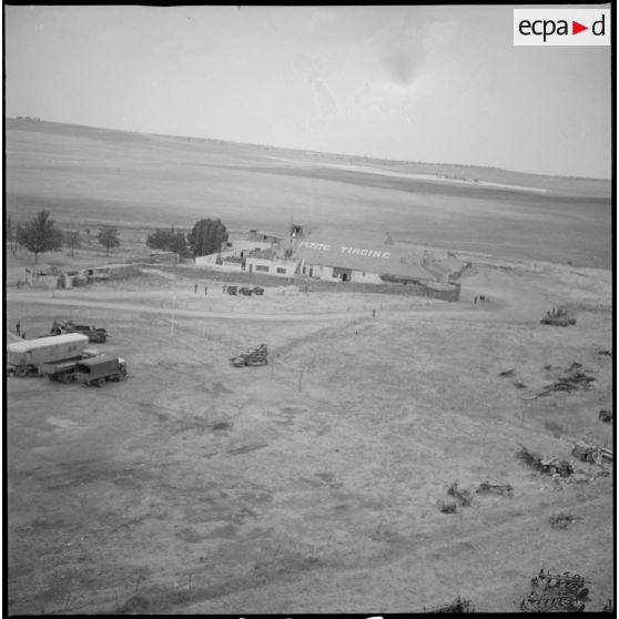 Vue aérienne du poste de Tircine et de la campagne environnante. [légende d'origine]