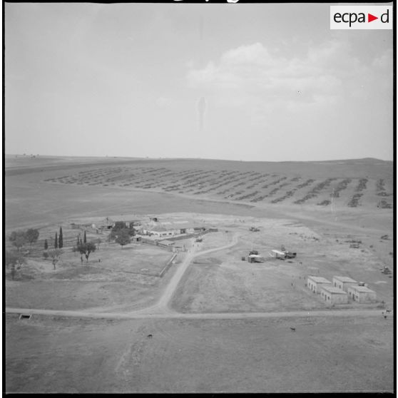 Vue aérienne du poste de Tircine, en arrière-plan on distingue les regroupements des populations effectués autour du poste. [légende d'origine]